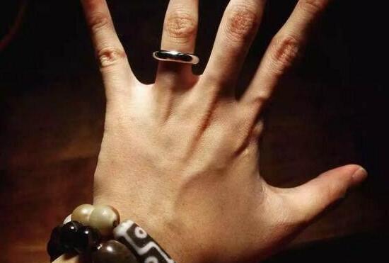 男子符合戴文玩戒指吗？网友的谜底是普遍的